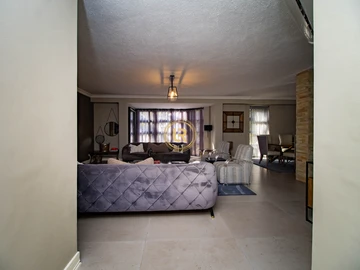 3 Bedroom Flat & Apartment