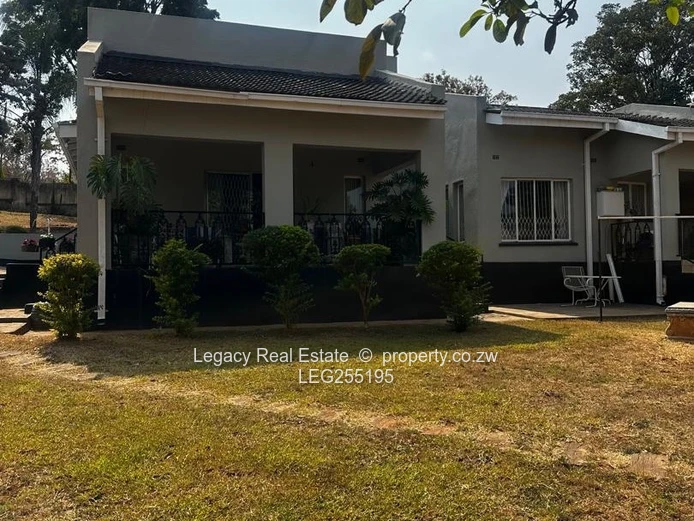 Greystone Park: 4-Bed on 4000m² with Double Garage