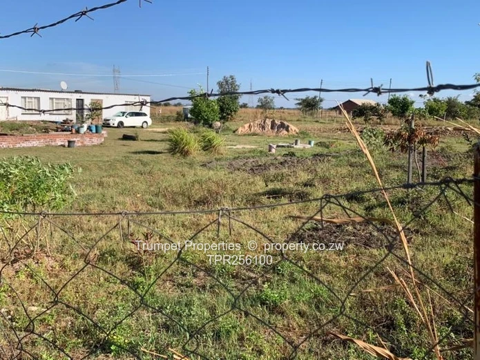 1-bed cottage  fenced 3,173m² stand, Norton, Trafalgar ZESA