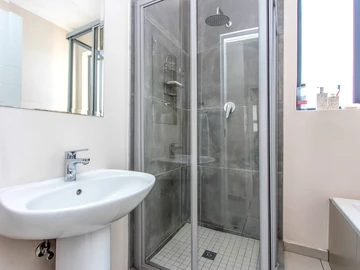 4 Bedroom Flat & Apartment