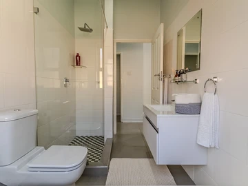 3 Bedroom Flat & Apartment