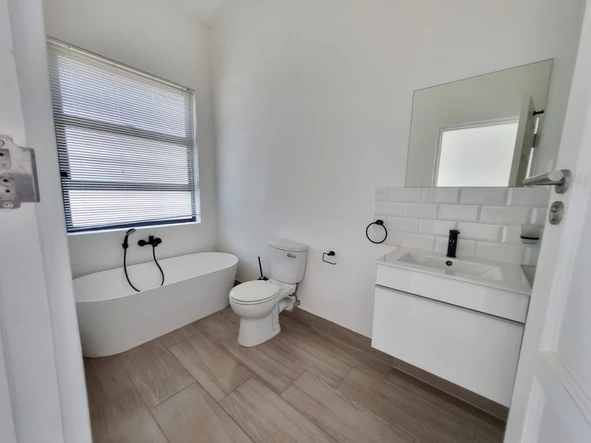 2 Bedroom Flat & Apartment