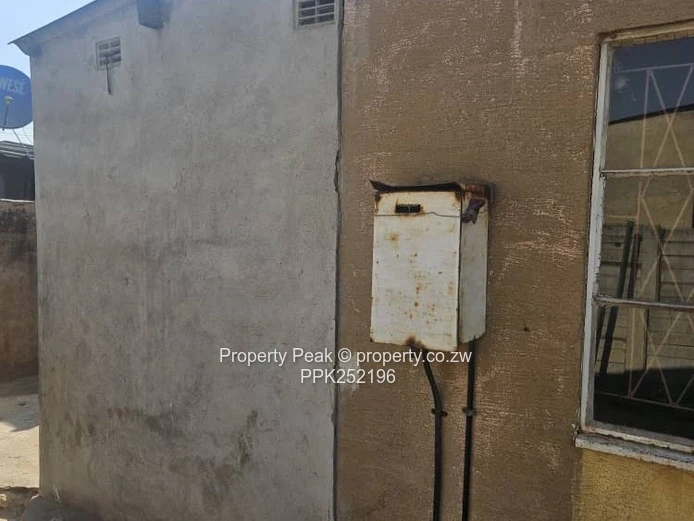 Glen Norah Main Road 2-Bed Home — Walled Yard, Good ZESA