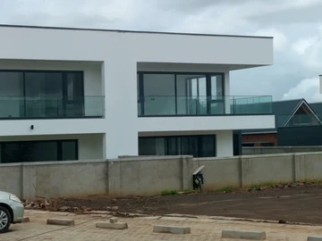 4 Bedroom Flat & Apartment