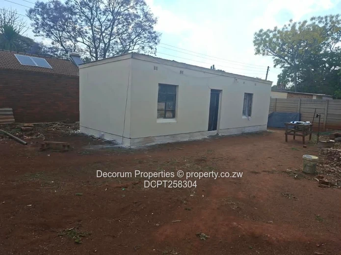 Highlands 5-Bed Home — Borehole, Garden & Fireplace