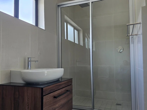 2 Bedroom Flat & Apartment