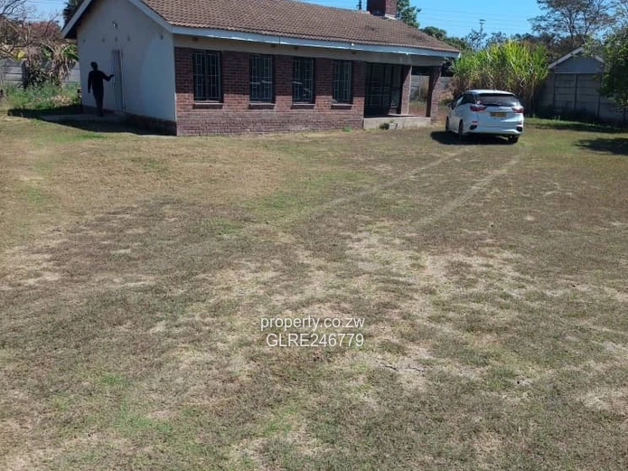 3-Bed Brick Cottage w/ Large Lawn & Borehole