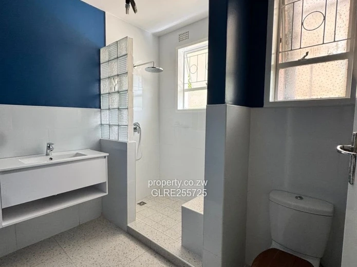 Red-Brick 2-Bed Avondale Flat — Garden & Covered Parking