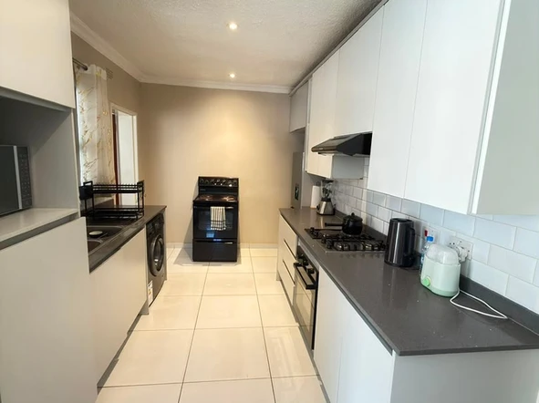 2 Bedroom Flat & Apartment