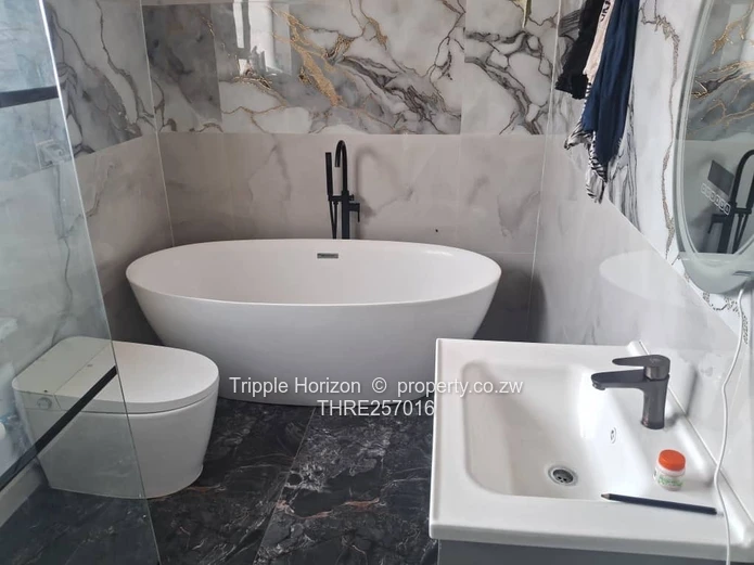 Glaudina 2-Bed Home - Borehole, Freestanding Tub & Stylish Dining