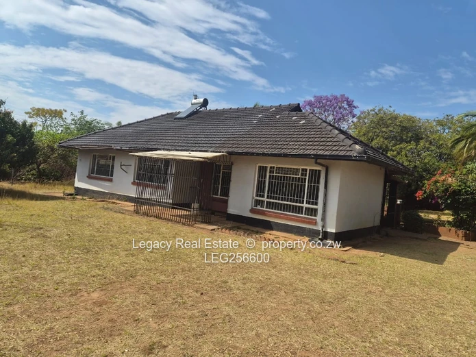 Spacious 3BR Bungalow on 2000m² with Borehole — Mabelreign