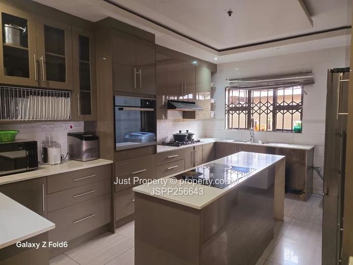 Madokero 4-Bed Home - Fitted Kitchen, Carport & Solar