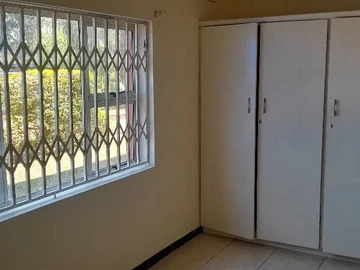 3 Bedroom Flat & Apartment