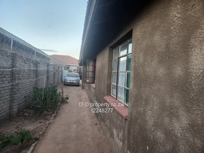 3-Bed Damofalls Home – Tiled Roof & Walled Yard (Sole Mandate)