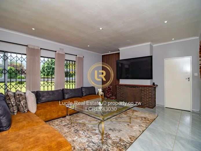 Seamless Living: A Cozy Indoor-Outdoor Retreat in Mount Pleasant