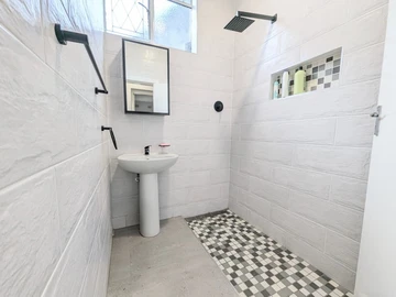 2 Bedroom Flat & Apartment