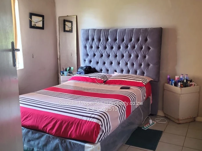 Walled 4-Bed Home Zimre Park — Borehole & Driveway