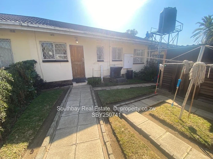 To Let - 2 bedroom Garden Flat in Avondale