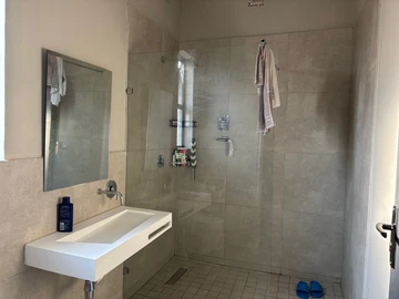 3 Bedroom Flat & Apartment