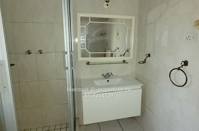 Spacious, immaculate garden flat! (Sole Mandate)
