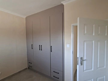 2 Bedroom Flat & Apartment