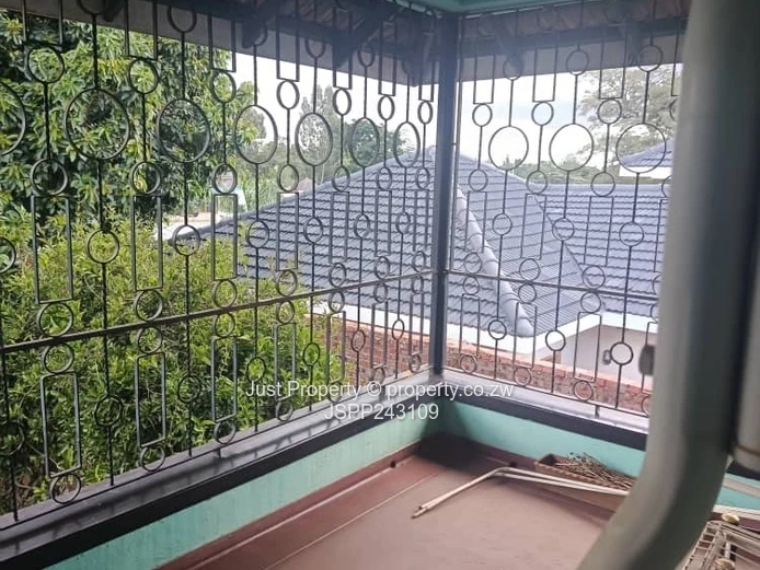 3-Bed Eastlea Flat with Borehole & Balcony Views