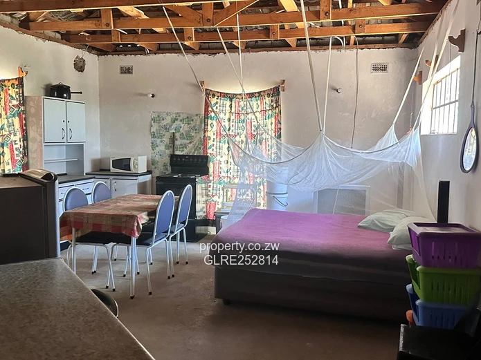 Spacious 4-Bed Windsor Park Home — 4800m², Solar & Staff