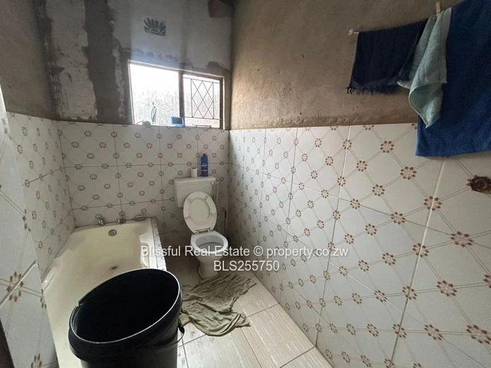 4 bedroom house for sale in Chitungwiza unit k-DEEDS, Nostro Accepted