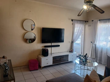 2 Bedroom Flat & Apartment
