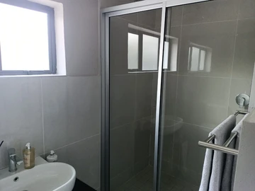 2 Bedroom Flat & Apartment