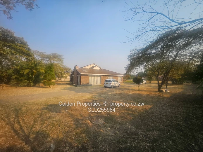 Highlands 5-Bed Townhouse on 3850m² with Borehole & Tanks