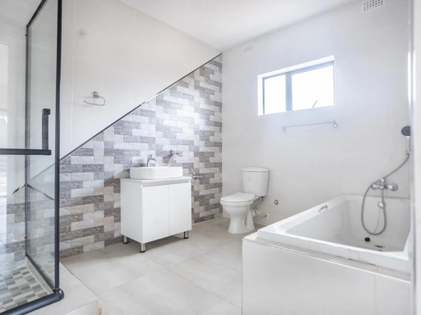 4 Bedroom Flat & Apartment