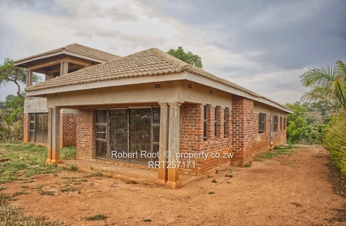Charlotte Brooke: 5-Bed Brick Shell — 400m2 on 1400m2