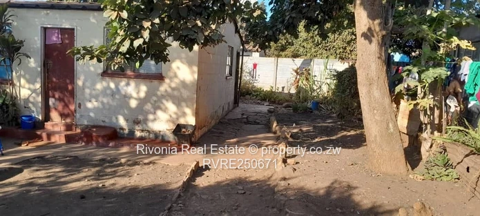 Cozy 2-Bed Home on 300m² with Shaded Yard, Dzivarasekwa