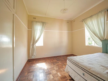 2 Bedroom Flat & Apartment