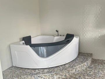 4 Bedroom Flat & Apartment
