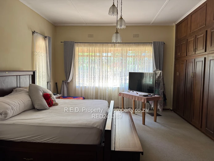 Private Retreat In Douglasdale!
