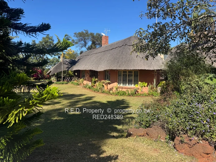 Private Retreat In Douglasdale!
