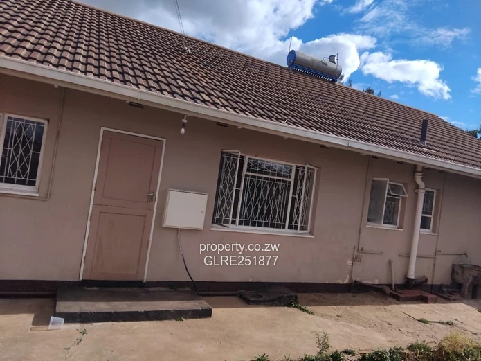 Spacious 3-Bed Home in Ashdown Park with Borehole