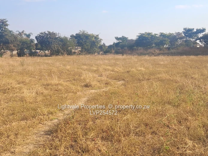 Agro-residential plot in Norton Knowe along Zvimba road (Sole Mandate)