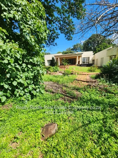 Greystone Park: 4-Bed Home on 9,185 m² with Pool & Borehole