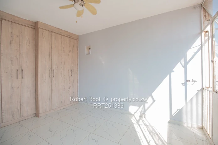 Mint Condition Flat Conveniently Located.