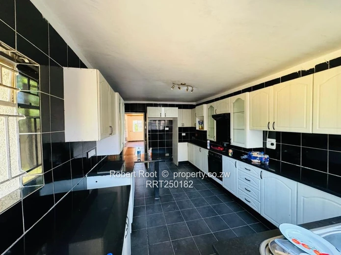 HOUSE FOR SALE in WATERFALLS PROSPECT (IDEAL FOR INVESTMENT) - TAKING NOSTRO