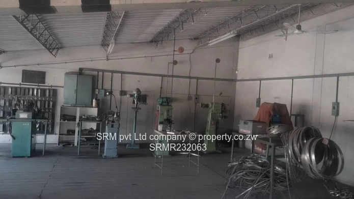 A warehouse to let in Prospect, Waterfalls 
