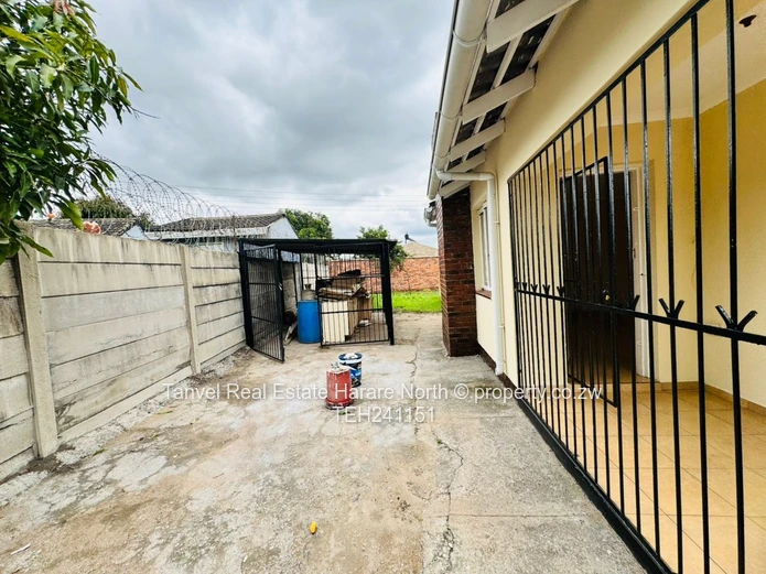 Msasa Park house to let just off Mukuvisi Drive with 3 bedrooms(with built -in cupboards), Spacious 