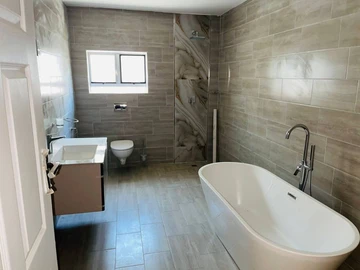 4 Bedroom Flat & Apartment