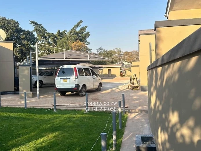 Spacious 3-Bedroom Flat to Let in Avondale West 