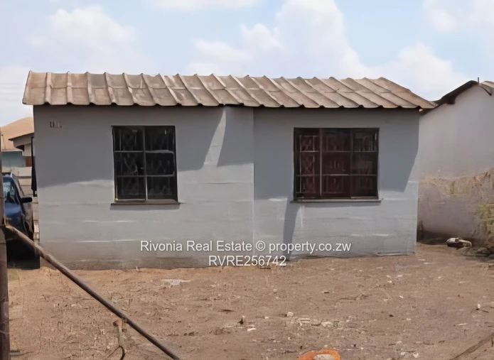 Glen Norah 2-Bed Cottage with Yard, Sewer & Good ZESA