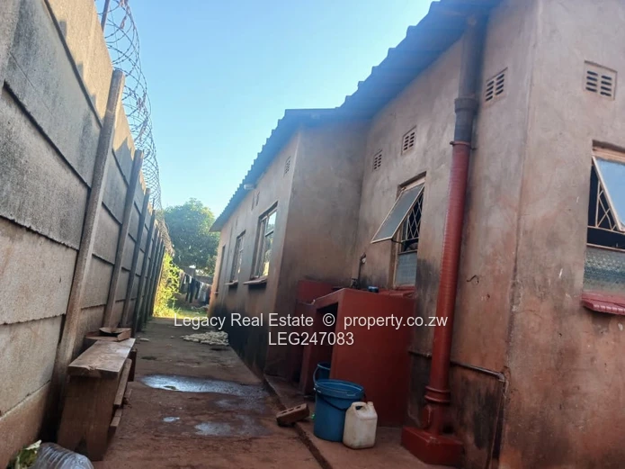 Spacious Family Home And Investment Opportunity For Sale In Kuwadzana 5 (Sole Mandate)