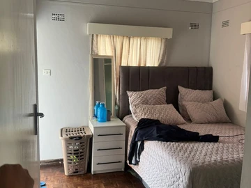 2 Bedroom Flat & Apartment